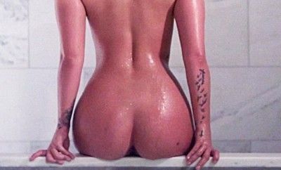 Margot Robbie Nude Topless Pics