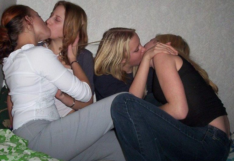 Topless Girls Kissing Topless Girls Kissing