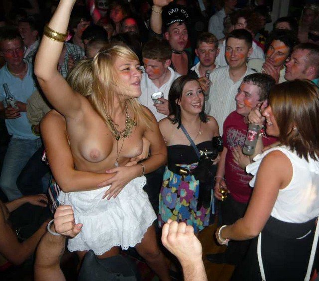 Amateur Public Downblouse Nipples