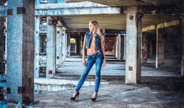 Blue Jeans Figure Building Sexy Babe Blue Jeans Figure Building Sexy Babe