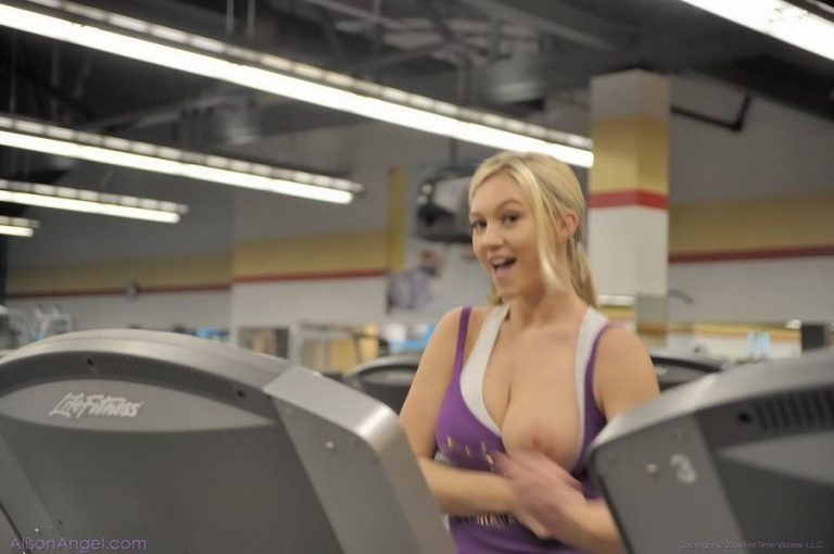 Candid Girls At Gym