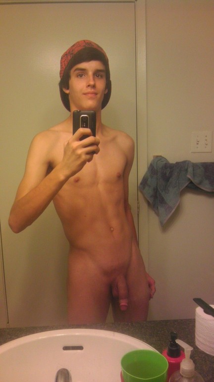 Cute Amateur Naked Guy Selfies
