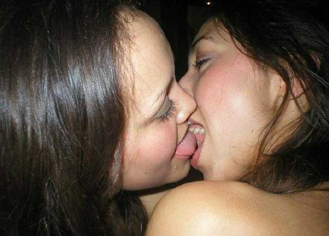 Girls Tongue Kissing Girls Tongue Kissing