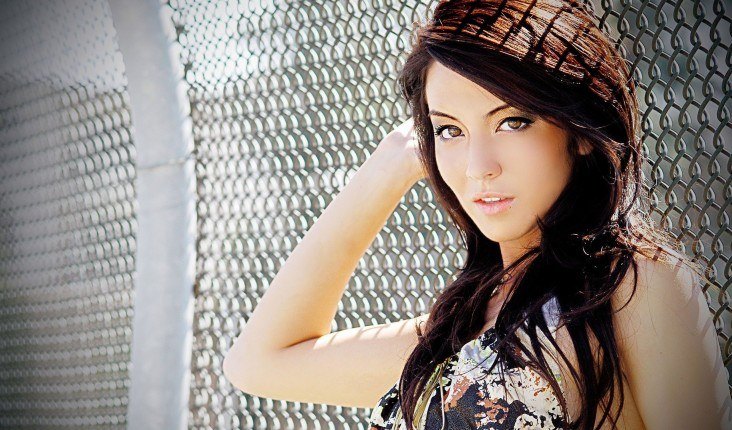 Hot Look Brunette Sexy