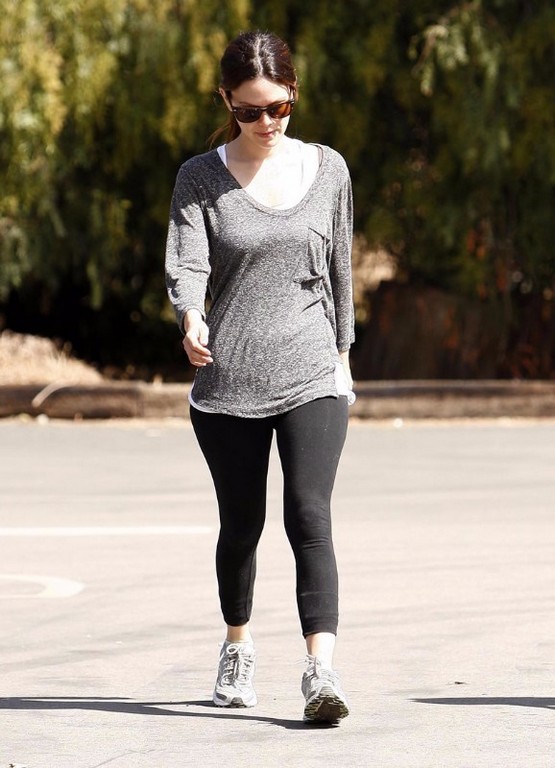 Jennifer Love Hewitt Crotch Shots
