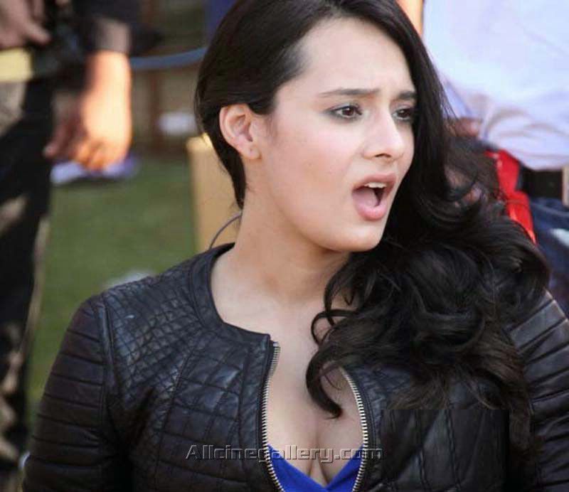 Mayanti Langer Boob Cleavage HD Photos Mayanti Langer Boob Cleavage HD Photos