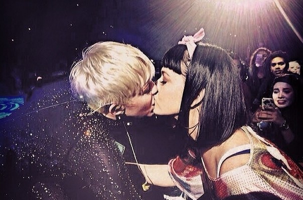 Miley Cyrus Kissing Katy Perry Miley Cyrus Kissing Katy Perry