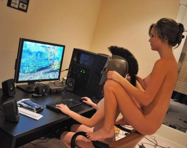 Naked Girls Playing Skyrim