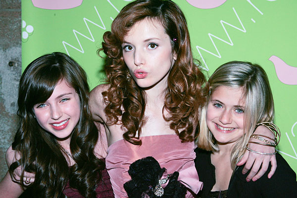 Ryan Newman And Bella Thorne Fakes Ryan Newman And Bella Thorne Fakes