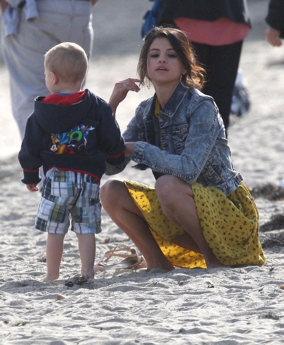 Selena Gomez Pussy Slip Selena Gomez Pussy Slip