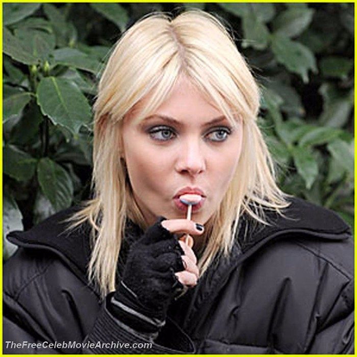 Taylor Momsen Sucking Taylor Momsen Sucking