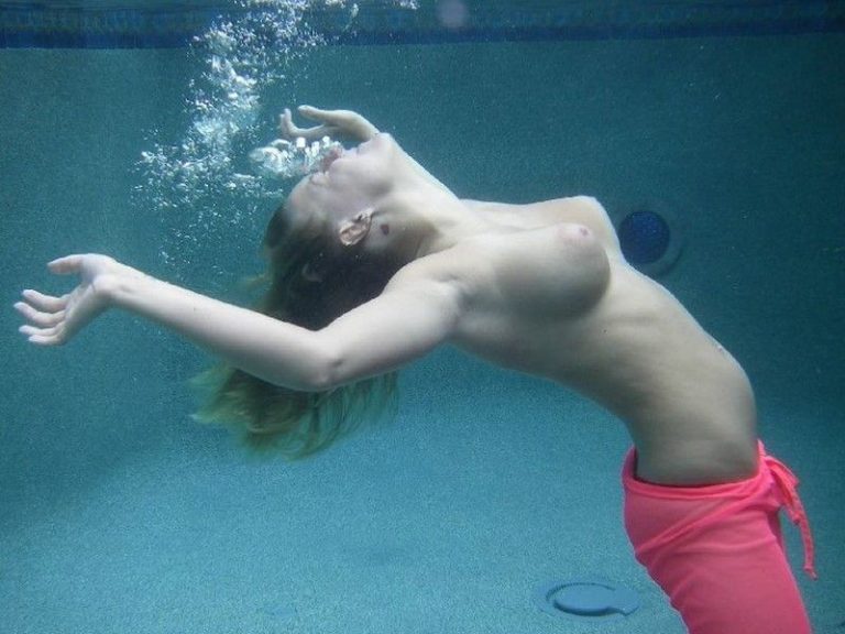 Topless Girls Swimming Underwater Topless Girls Swimming Underwater