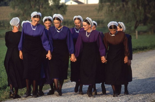 What Do Amish Women Wear